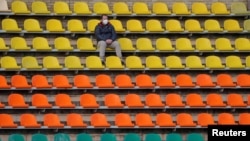 Стадиондо жалгыз отурган көрүүчү. Беларус. 10-апрель, 2020-жыл.  