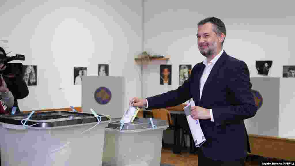 Kandidati i Lëvizjes Vetëvendosje për kryetar të Prishtinës, Hajrullah Çeku, shihet duke votuar në një qendër votimi në kryeqytet, në zgjedhjet lokale, Prishtinë, 12 tetor 2025.