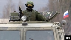 Harby lybasdaky ýaragly adam. Krym