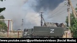 Последствия удара ВСУ по авиабазе в Октябрьском Красногвардейского (Курманского) района 22 июля 2023 года. Скриншот из видео