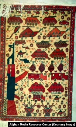 ავღანელმა ლტოლვილებმა ხალიჩაზე საბჭოთა იარაღი გამოსახეს.