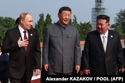 Владимир Путин, Си Цзиньпин и северокорейск ий диктатор Ким Чен Ын во время устроенного руководством КНР празднования 80-летия окончания Второй мировой войны. Пекин, 3 сентября 2025 года