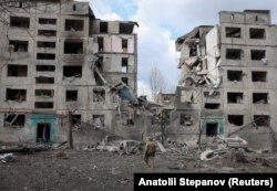 Армія РФ знищує Покровськ. На фото: зруйнована обстрілами агресора багатоповерхівка, 12 квітня 2025 року