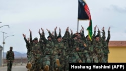 افغان امنیتي سرتېري د ورځنۍ بدني روزنې پر مهال - د ارشیف انځور. 