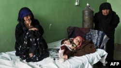 در بسیاری از موارد کودکان و زنان با مشکلاتی چون نبود داکتر٬ ادویه و عدم موجودیت کلینک های صحی به خصوص در مناطق دور افتاده رو به رو هستند