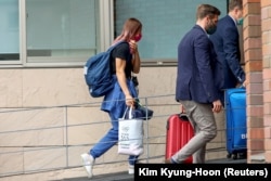 Kristina Țimanovskaia intră în Ambasada Poloniei la Tokyo, 2 august 2021