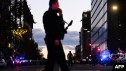 Pripadnik policije obezbeđuje lokaciju u blizini mesta gde je pucano na dva pripadnika Nacionalne garde, Vašington, 26. decembar 2025.