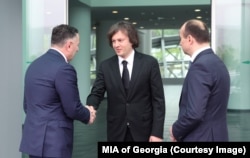 Вахтанг Гомелаури (слева), Ираклий Кобахидзе и Гела Геладзе, 28 мая 2025 года