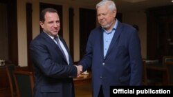 Министр обороны Армении Давид Тоноян и личный представитель действующего председателя ОБСЕ, посол Анджей Каспршик (архив)