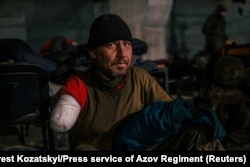 Один із поранених українських військовослужбовців на території заводу «Азовсталь» у Маріуполі, травень 2022 року