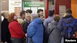 In recent weeks, Belarusians have been rushing to convert their local currency to dollars and euros amid the biggest political protests in decades. (file photo)