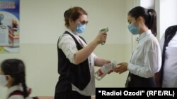 Дүйшөмбүдөгү мектепте окуучулардын дене табы текшерилип жатат. 17-август, 2020-жыл.  