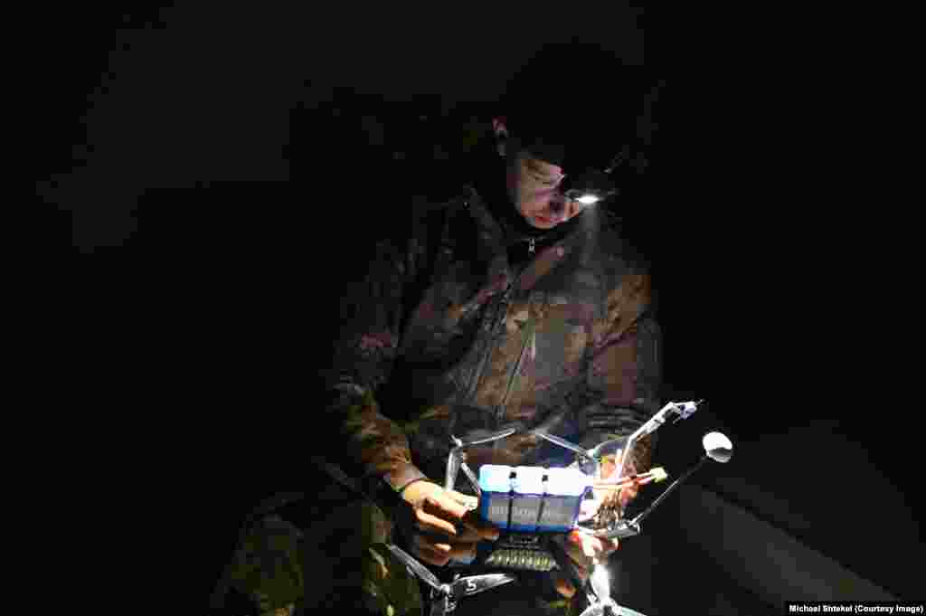 Крім дронів на оптоволокні, підрозділ використовує і класичні FPV-дрони із зарядами різної потужності