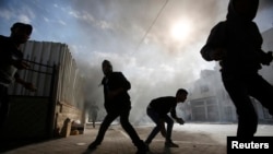 Палестина менен Израил ортосунда тиреш токтобой келет. Сүрөттө Израил армиясына каршылык көрсөткөн палестиналыктар. 2014