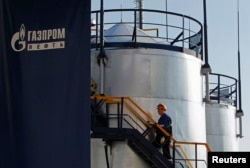 NIS, nekadašnji državni gigant, u većinskom je vlasništvu ruskog Gaspromnjefta koji je pod zapadnim sankcijama još od 2014. godine (na fotografiji rafinerija Gaspromjefta u Moskvi)