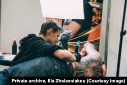 Ільля падчас працы ў тату-салёне