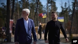 Президент України Володимир Зеленський (праворуч) і президент Чехії Петр Павел під час церемонії біля меморіалу загиблим українським воїнам у Мощуні під Києвом, Україна, 21 березня 2025 року 