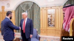 Președintele Trump l-a întâlnit public prima oară pe al-Sharaa la Riad, în Arabia Saudită, în mai 2025.