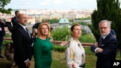 Зліва направо: прем’єр-міністр України Денис Шмигаль, прем’єр-міністерка Латвії Евіка Сіліна, прем’єр-міністерка Данії Метте Фредеріксен та прем’єр-міністр Чехії Петр Фіала під час зустрічі для обговорення співпраці у сфері безпеки у Празі, Чехія, 28 травня 2024 року