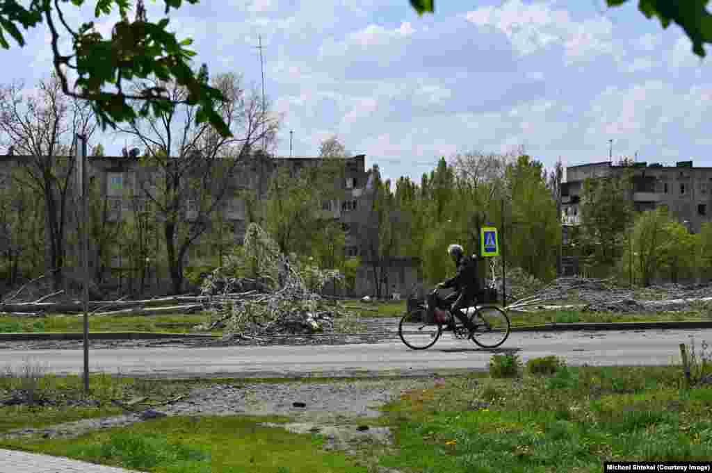 Місцеві жителі або ходять пішки, або їздять на велосипедах. Автівки можуть легко перетворитись на мішень для дрона чи артилерії