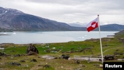 გრენლანდიელები კონსერვატიული ხალხია. მათთვის მოგებიანი ბიზნესის წარმოების შესაძლებლობაზე მეტად სამშობლოს შენარჩუნება ფასობს.