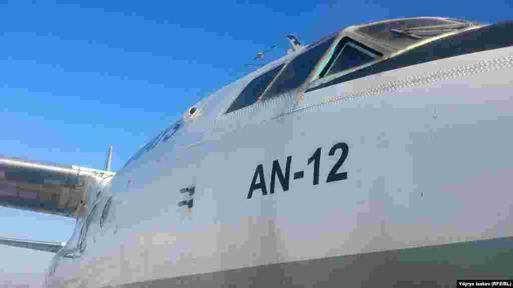 Көккө көтөрүлө албай калган кадимки "АН - 12".