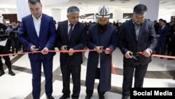 Каныбек Туманбаев, Максатбек Токтомушев жана Равшан Сабиров "Блэк стар бургердин" ачылышында.