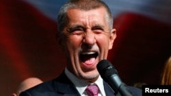 Bivši češki premijer Andrej Babiš na pozornici nakon pobjede na izborima 4. oktobra 2025.