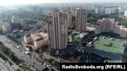 У Києві в будинку на проспекті Лобановського у 2016 році Лавренюк стала власницею квартири на 96 кв. м.