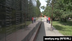 Репрессия курмандыктарынын ысымдары жазылган мемориал. Петропавловск. Июнь, 2017-жыл.