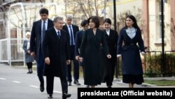 Шавкат Мирзиёев үй-бүлөсү менен.