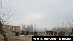 Андижон-Хонобод йўлидаги қурилиши битмаган бу бинолар олдини тунука билан тўсиш ҳали ниҳоясига етмаган.