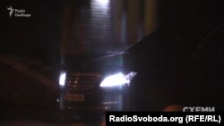 Авто, яким користується бізнесмен Фукс, виїжджає від МВС, 6 грудня 2017 року
