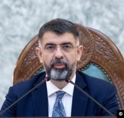 Robert Cazanciuc, absolvent al Facultății de Drept de la Universitatea București, este jurist și fost ministru al Justiției, în prezent vicepreședinte al Senatului.