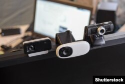 O cameră video atașată unui monitor.