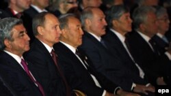 Слева направо: президенты Армении, России, Казахстана, Беларуси и Кыргызстана. Астан, 29 мая 2014 года.