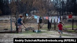 Жінка та дитина у садибі, яка не сильно постраждала від вогню