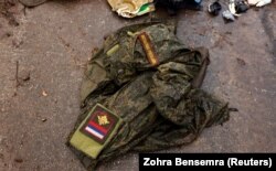 Російська військова форма в селі Дмитрівка під Києвом, яке звільнили ЗСУ, знищивши у цьому селі колону російської бронетехніки, 1 квітня 2022 року