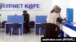 Aşgabatdaky Internet kafeleriň biri (Illýustrasiýa suraty)