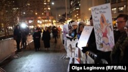 a un protest împotriva lui Valeri Gergiev și Anei Netrebko la New York