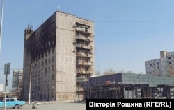 Зруйноване АТБ та спалена багатоповерхівка в Маріуполі. Квітень 2022 року