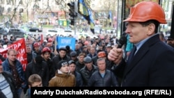 Михайло Волинець під час протесту шахтарів біля Міністерства енергетики та вугільної промисловості у квітні 2015 року