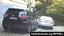 Повернувши за ріг, журналісти побачили ще одне авто олігарха