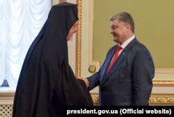 Президент України Петро Порошенко і представник Вселенського патріарха Варфоломія митрополит Гальський Еммануїл. Київ, 27 липня 2018 року