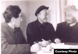 Жусуп Мамай, Сакен Өмүр жана Мухаммед Ху Чжэнхуа (оңдон солго).