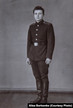 Юлий Худяков Советтик армияда кызмат өтөгөн соң.