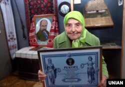 Директор Березанського історико-краєзнавчого музею Галина Рих під час реєстрації національного рекорду в номінації «Директор музею найповажнішого віку», в місті Березані Київської області, 16 березня 2017 року. Цього дня Галині Рих виповнилося 95 років. Це досягнення буде внесено до Національного реєстру рекордів в категорії «Люди»