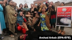 په پېښور کې نرښځیان د خپل یو ملګري د وژنې ضد مظاهره کوي - انځور له ارشیفه.