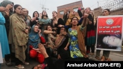 په پېښور کې یوشمېر نرښځیان د خپل یوه ملګري د وژنې ضد احتجاج کوي - د ۲۰۱۹ز کال انځور.