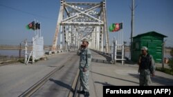 Единственный поезд в Афганистан из Центральной Азии проходит через мост «Термез-Хайратон», март 2016 г.